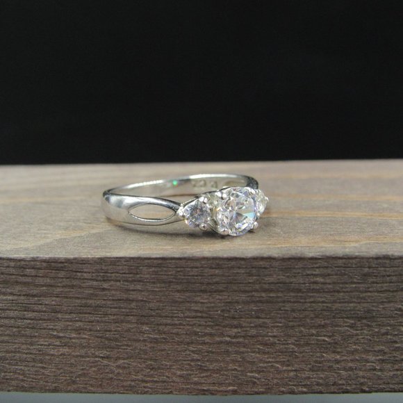 Size 7 Sterling Triple Round Cubic Zirconia Ring - Picture 3 of 8